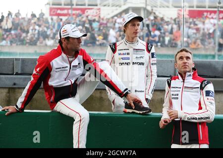 (De gauche à droite) : Mark Webber (AUS) Porsche Team WEC Driver avec les coéquipiers Brendon Hartley (NZL) et Timo Bernhard (GER). FIA World Endurance Championship, le Mans 24 heures - course, samedi 18 juin 2016. Le Mans, France. Banque D'Images