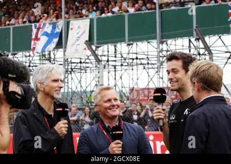 (De gauche à droite): Damon Hill (GBR) présentateur de Sky Sports; Johnny Herbert (GBR) présentateur de Sky Sports F1; Jolyon Palmer (GBR) écurie Renault Sport F1 Team; Simon Lazenby (GBR) présentateur de TV Sky Sports F1. Grand Prix de Grande-Bretagne, jeudi 7 juillet 2016. Silverstone, Angleterre. Grand Prix de Grande-Bretagne, jeudi 7 juillet 2016. Silverstone, Angleterre. Banque D'Images