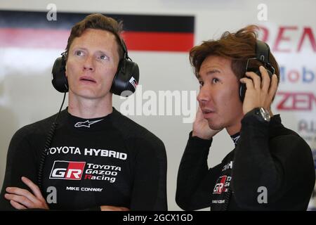 (De gauche à droite) : Mike Conway (GBR) avec Kamui Kobayashi (JPN) Toyota Gazoo Racing. FIA World Endurance Championship, Round 4, vendredi 22 juillet 2016. Nurburgring, Allemagne. Banque D'Images