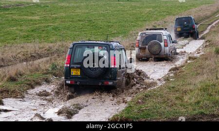 4x4 Land rover Discovery série II sur route dans une boue profonde et glissante Banque D'Images