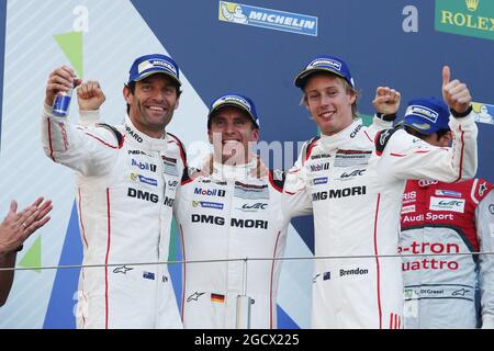 (De gauche à droite) : les vainqueurs de course Mark Webber (AUS), Timo Bernhard (GER) et Brendon Hartley (NZL) n° 01 Porsche Team Porsche 919 Hybrid, fêtent sur le podium. Championnat du monde d'endurance FIA, Round 4, Dimanche 24 juillet 2016. Nurburgring, Allemagne. Banque D'Images