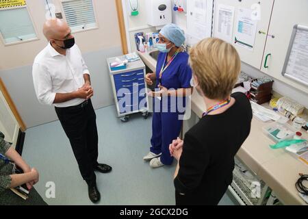 Sajid Javid, secrétaire à la Santé, aux côtés d'Amanda Pritchard, directrice générale de NHS England, lors d'une visite à l'hôpital universitaire de Milton Keynes. Date de la photo: Mardi 10 août 2021. Banque D'Images