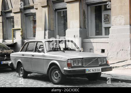 Lviv, Ukraine - 37 août 2018 : ancienne voiture Volvo dans la vieille ville Banque D'Images