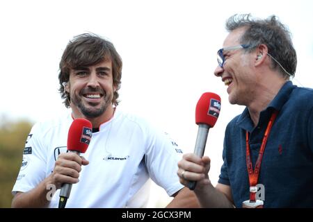 (De gauche à droite) : Fernando Alonso (ESP) McLaren avec Jacques Villeneuve (CDN). Grand Prix d'Italie, samedi 3 septembre 2016. Monza Italie. Banque D'Images