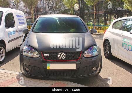 Kiev, Ukraine - 03.08.17: Volkswagen Golf GTI. German Hatchback Golf in the tuning est dans un parking privé. Voiture peinte en noir mat Banque D'Images