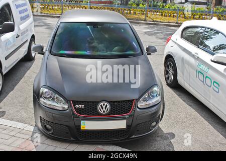 Kiev, Ukraine - 03.08.17: Volkswagen Golf GTI. German Hatchback Golf in the tuning est dans un parking privé. Voiture peinte en noir mat Banque D'Images