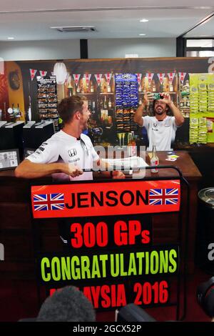 Jenson Button (GBR) McLaren célèbre son 300e GP avec Fernando Alonso (ESP) McLaren dans un pub à thème. Grand Prix de Malaisie, vendredi 30 septembre 2016. Sepang, Kuala Lumpur, Malaisie. Banque D'Images