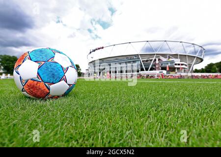 Derbystar League ball et le BayArena, le stade de Bayer Leverkusen. Banque D'Images