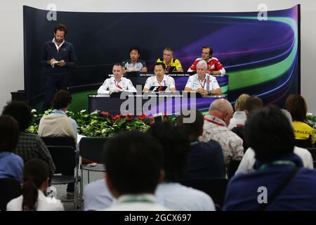 Conférence de presse de la FIA (de l'arrière-rang (de gauche à droite) : Ayao Komatsu (JPN) Haas Ingénieur de course de l'écurie de F1 ; Bob Bell (GBR) responsable technique de l'écurie de F1 Renault Sport ; Luigi Fraboni (ITA) Chef des opérations de moteur de piste ; Paddy Lowe (GBR) Mercedes F1 Directrice exécutive (technique) ; AMG Yusuke Hasegawa (JPN) responsable du programme Honda F1 ; Pat Symonds (GBR) Williams Directeur technique. Grand Prix japonais, vendredi 7 octobre 2016. Suzuka, Japon. Banque D'Images