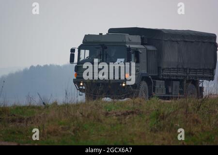 L'HOMME de l'armée britannique SV 4x4 camion logistique de l'armée conduite le long d'une piste de terre en exercice, Salisbury Plain Wiltshire Banque D'Images