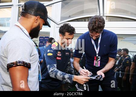 (De gauche à droite): Patty Mills (AUS) San Antonio Spurs joueur de basket-ball avec Daniel Ricciardo (AUS) Red Bull Racing et Paul Gasol (ESP) San Antonio Spurs joueur de basket-ball. Grand Prix des États-Unis, samedi 22 octobre 2016. Circuit of the Americas, Austin, Texas, États-Unis. Banque D'Images