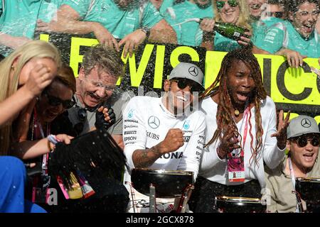 Le vainqueur de la course Lewis Hamilton (GBR) Mercedes AMG F1 fête avec Lindsey Vonn (États-Unis), l'ancien coureur de ski alpin, Gordon Ramsey (GBR), le chef de la célébrité, venus Williams (États-Unis), joueur de tennis et l'équipe. Grand Prix des États-Unis, dimanche 23 octobre 2016. Circuit of the Americas, Austin, Texas, États-Unis. Banque D'Images