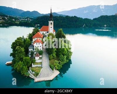 Lac Bled en Slovénie avec église sur l'île et vue sur le château de Bled Drone. Banque D'Images