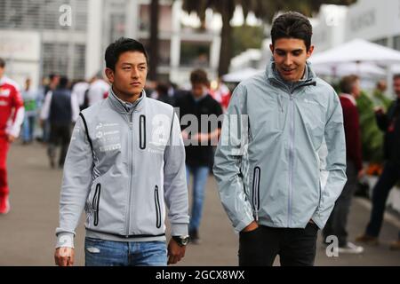 (De gauche à droite): Rio Haryanto (IDN) Manor Racing avec Esteban Ocon (FRA) Manor Racing. Grand Prix du Mexique, vendredi 28 octobre 2016. Mexico, Mexique. Banque D'Images