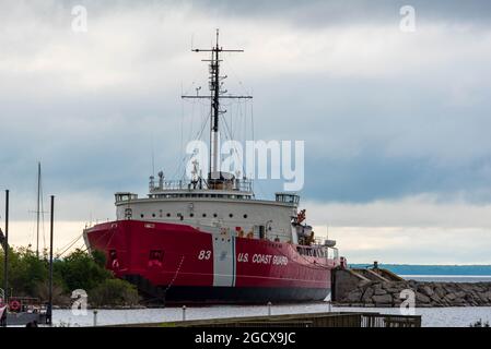 Mackinaw City, Michigan, États-Unis - 15 juillet 2021 : l'USCGC Mackinaw est un ancien brise-glace de la Garde côtière américaine. Banque D'Images