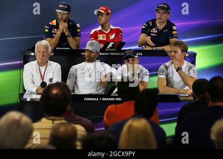 Conférence de presse de la FIA (de l'arrière-rang (de L à R)): Daniel Ricciardo (AUS) Red Bull Racing; Sebastian Vettel (GER) Ferrari; Max Verstappen (NLD) Red Bull Racing; Charlie Whiting (GBR) délégué de la FIA; Lewis Hamilton (GBR) AMG Mercedes F1; Felipe Massa (BRA) Williams; Nico Rosberg AMG F1. Grand Prix brésilien, jeudi 10 novembre 2016. Sao Paulo, Brésil. Banque D'Images