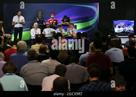 Conférence de presse de la FIA (de l'arrière-rang (de L à R)): Daniel Ricciardo (AUS) Red Bull Racing; Sebastian Vettel (GER) Ferrari; Max Verstappen (NLD) Red Bull Racing; Charlie Whiting (GBR) délégué de la FIA; Lewis Hamilton (GBR) AMG Mercedes F1; Felipe Massa (BRA) Williams; Nico Rosberg AMG F1. Grand Prix brésilien, jeudi 10 novembre 2016. Sao Paulo, Brésil. Banque D'Images