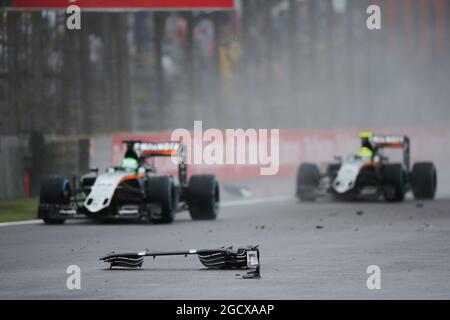 Nico Hulkenberg (GER) Sahara Force India F1 VJM09 et Sergio Perez (MEX) Sahara Force India F1 VJM09 passent des débris de la Sauber C35 de Marcus Ericsson (SWE) Sauber F1 Team. Grand Prix brésilien, dimanche 13 novembre 2016. Sao Paulo, Brésil. Banque D'Images