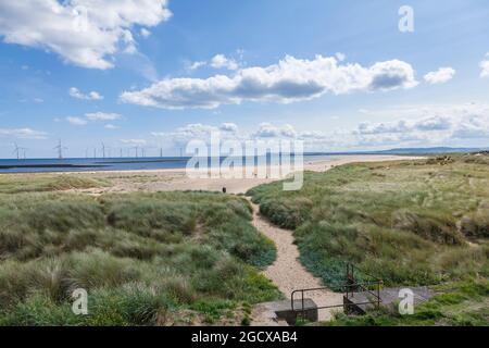 Le front de mer de sud Gare avec les éoliennes offshore à Redcar,Angleterre,UK Banque D'Images