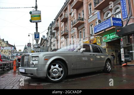 Kiev, Ukraine - 8 avril 2012: Voiture de luxe Rolls-Royce Phantom garée dans la ville Banque D'Images