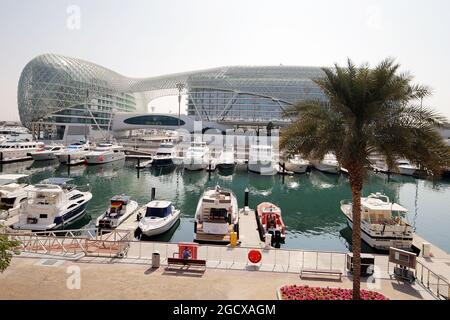 Bateaux dans le port de plaisance de Yas. Grand Prix d'Abu Dhabi, jeudi 24 novembre 2016. Yas Marina circuit, Abu Dhabi, Émirats Arabes Unis. Banque D'Images