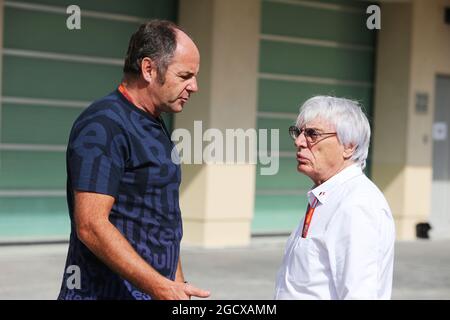(De gauche à droite) : Gerhard Berger (AUT) avec Bernie Ecclestone (GBR). Grand Prix d'Abu Dhabi, vendredi 25 novembre 2016. Yas Marina circuit, Abu Dhabi, Émirats Arabes Unis. Banque D'Images
