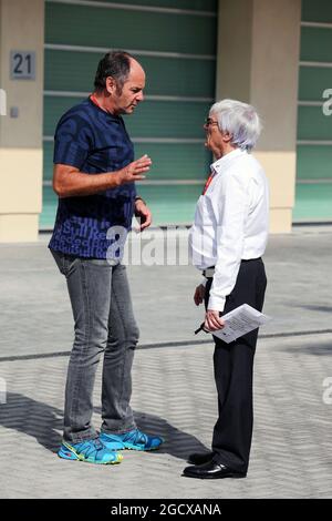 (De gauche à droite) : Gerhard Berger (AUT) avec Bernie Ecclestone (GBR). Grand Prix d'Abu Dhabi, vendredi 25 novembre 2016. Yas Marina circuit, Abu Dhabi, Émirats Arabes Unis. Banque D'Images