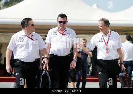 (De gauche à droite) : Zak Brown (États-Unis) Directeur exécutif de McLaren avec Eric Boullier (FRA) Directeur de course McLaren et Jonathan Neale (GBR) Directeur de l'exploitation McLaren. Grand Prix d'Abu Dhabi, samedi 26 novembre 2016. Yas Marina circuit, Abu Dhabi, Émirats Arabes Unis. Banque D'Images