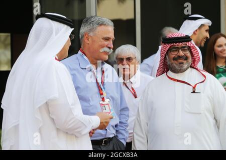 (De gauche à droite) : Sheikh Mohammed bin Essa Al Khalifa (BRN) PDG du Conseil de développement économique de Bahreïn et actionnaire de McLaren avec Chase Carey (Etats-Unis) Président du Groupe de Formule 1 et Muhammed Al Khalifa (BRN) Président du circuit de Bahreïn. Grand Prix d'Abu Dhabi, samedi 26 novembre 2016. Yas Marina circuit, Abu Dhabi, Émirats Arabes Unis. Banque D'Images