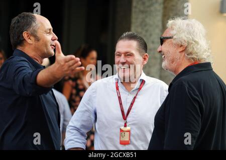 (De gauche à droite) : Gerhard Berger (AUT) avec Jos Verstappen (NLD) et Flavio Briatore (ITA). Grand Prix d'Abu Dhabi, samedi 26 novembre 2016. Yas Marina circuit, Abu Dhabi, Émirats Arabes Unis. Banque D'Images