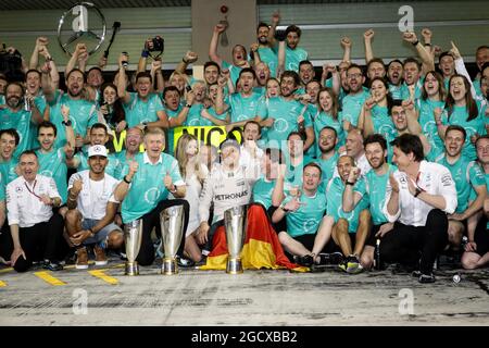 Nico Rosberg (GER) Mercedes AMG F1 célèbre son Championnat du monde avec sa femme Vivian Rosberg (GER) et l'écurie. Grand Prix d'Abu Dhabi, dimanche 27 novembre 2016. Yas Marina circuit, Abu Dhabi, Émirats Arabes Unis. Banque D'Images