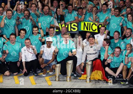 Nico Rosberg (GER) Mercedes AMG F1 célèbre son Championnat du monde avec son épouse Vivian Rosberg (GER) et son équipe. Grand Prix d'Abu Dhabi, dimanche 27 novembre 2016. Yas Marina circuit, Abu Dhabi, Émirats Arabes Unis. Banque D'Images