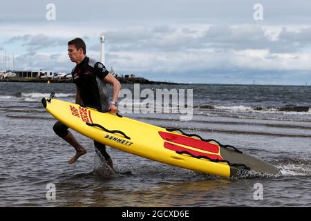 Daniil Kvyat (RUS) Scuderia Toro Rosso sur la plage de St Kilda avec le club de sauvetage de St Kilda. Grand Prix d'Australie, mercredi 22 mars 2017. Albert Park, Melbourne, Australie. Banque D'Images