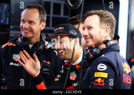 Daniel Ricciardo (AUS) Red Bull Racing avec Paul Monaghan (GBR) Red Bull Racing Chief Engineer (gauche) et Christian Horner (GBR) Red Bull Racing Team principal (droite). Banque D'Images