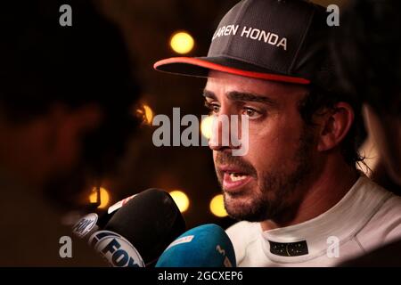 Fernando Alonso (ESP) McLaren avec les médias. Grand Prix de Bahreïn, samedi 15 avril 2017. Sakhir, Bahreïn. Banque D'Images