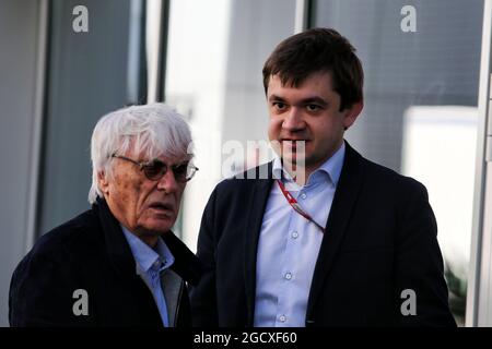 (De gauche à droite) : Bernie Ecclestone (GBR) avec Sergey Vorobyev (RUS) Directeur général adjoint, OJSC Centre Omega (circuit de Sotchi) et promoteur GP russe. Grand Prix de Russie, jeudi 27 avril 2017. Sotchi Autodrom, Sotchi, Russie. Banque D'Images