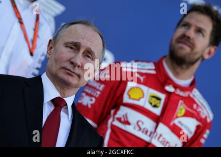 Vladimir Poutine (RUS) Président de la Fédération de Russie sur le podium. Grand Prix de Russie, dimanche 30 avril 2017. Sotchi Autodrom, Sotchi, Russie. Banque D'Images