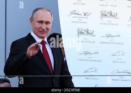 Vladimir Poutine (RUS) Président de la Fédération de Russie sur le podium. Grand Prix de Russie, dimanche 30 avril 2017. Sotchi Autodrom, Sotchi, Russie. Banque D'Images