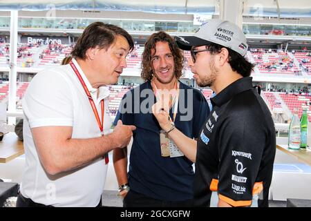 (De gauche à droite) : Hans Erik Tuijt (NLD) Heineken Directeur mondial des commandites avec Carles Puyol (ESP) joueur de football retraité et Sergio Perez (MEX) Sahara Force India F1. Grand Prix d'Espagne, dimanche 14 mai 2017. Barcelone, Espagne. Banque D'Images