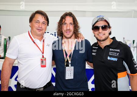 (De gauche à droite) : Hans Erik Tuijt (NLD) Heineken Directeur mondial des commandites avec Carles Puyol (ESP) joueur de football retraité et Sergio Perez (MEX) Sahara Force India F1. Grand Prix d'Espagne, dimanche 14 mai 2017. Barcelone, Espagne. Banque D'Images