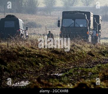 L'HOMME de l'armée britannique SV 4x4 camion logistique de l'armée camion conduite le long d'une piste de terre sur des manoeuvres, Salisbury Plain Wiltshire Banque D'Images