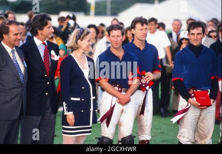 Prince Charles, cérémonie de remise des prix, Polo international Cartier, Polo Club Guards, pelouse Smith, Windsor, Berkshire, Royaume-Uni 7 mars 1993 Banque D'Images