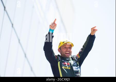 Darren Turner (GBR) #97 Aston Martin Racing, podium Aston Martin Vantage GTE Pro, célèbre la victoire sur le podium GTE Pro. FIA World Endurance Championship, le Mans 24 heures - course, dimanche 18 juin 2017. Le Mans, France. Banque D'Images