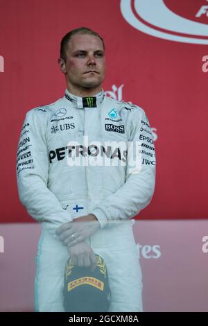 La deuxième place Valtteri Bottas (fin) Mercedes AMG F1 sur le podium. Grand Prix d'Azerbaïdjan, dimanche 25 juin 2017. Circuit de la ville de Bakou, Azerbaïdjan. Banque D'Images