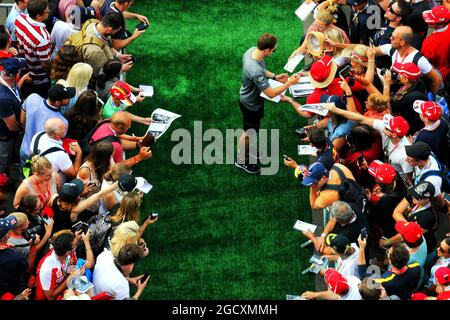 Stoffel Vandoorne (bel) McLaren signe des autographes pour les fans. Grand Prix d'Autriche, samedi 8 juillet 2017. Spielberg, Autriche. Banque D'Images
