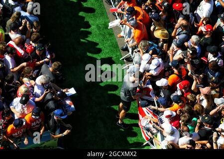 Stoffel Vandoorne (bel) McLaren signe des autographes pour les fans. Grand Prix d'Autriche, dimanche 9 juillet 2017. Spielberg, Autriche. Banque D'Images