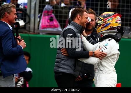 Lewis Hamilton (GBR) Mercedes AMG F1 fête sa position de pôle avec Jenson Button (GBR) McLaren (Centre) et David Coulthard (GBR) Red Bull Racing and Scuderia Toro Advisor / Channel 4 F1 commentateur (gauche). Grand Prix de Grande-Bretagne, samedi 15 juillet 2017. Silverstone, Angleterre. Banque D'Images