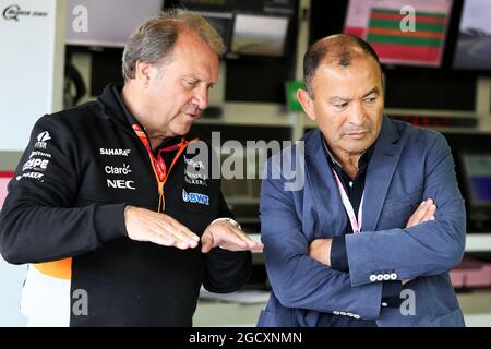 (De gauche à droite) : Robert Fernley (GBR) Sahara Force India F1 Team Directeur adjoint de l'équipe avec Eddie Jones (AUS) Angleterre Rugby Union Team entraîneur chef, invité de l'équipe Sahara Force India F1 Team. Grand Prix de Grande-Bretagne, samedi 15 juillet 2017. Silverstone, Angleterre. Banque D'Images