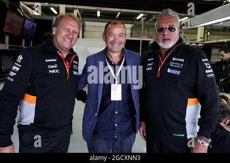 (De gauche à droite) : Robert Fernley (GBR) Sahara Force India Directeur adjoint de l'équipe F1 avec Eddie Jones (AUS) entraîneur chef de l'équipe Angleterre Rugby Union, invité de l'équipe de F1 Sahara Force Inde, et Dr Vijay Mallya (IND) propriétaire de l'équipe de F1 Sahara Force Inde. Grand Prix de Grande-Bretagne, samedi 15 juillet 2017. Silverstone, Angleterre. Banque D'Images