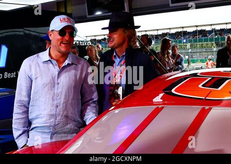 (De gauche à droite): Acteur Woody Harrelson (USA) avec acteur Owen Wilson (USA). Grand Prix de Grande-Bretagne, dimanche 16 juillet 2017. Silverstone, Angleterre. Banque D'Images